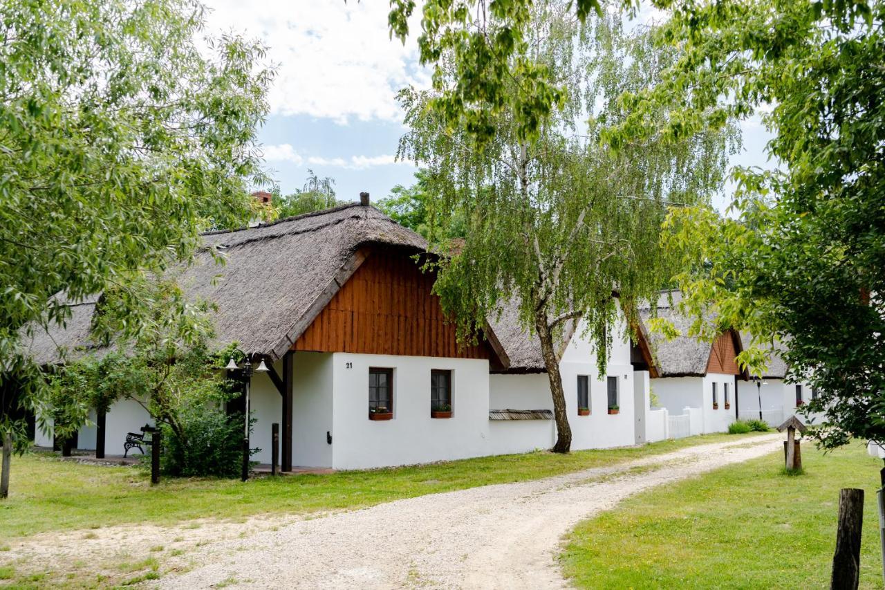 Bohem Birtok Es Csarda Hotell Zamárdi Exteriör bild