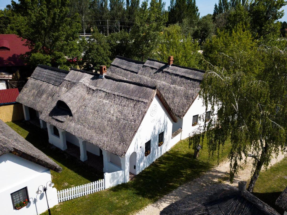 Bohem Birtok Es Csarda Hotell Zamárdi Exteriör bild