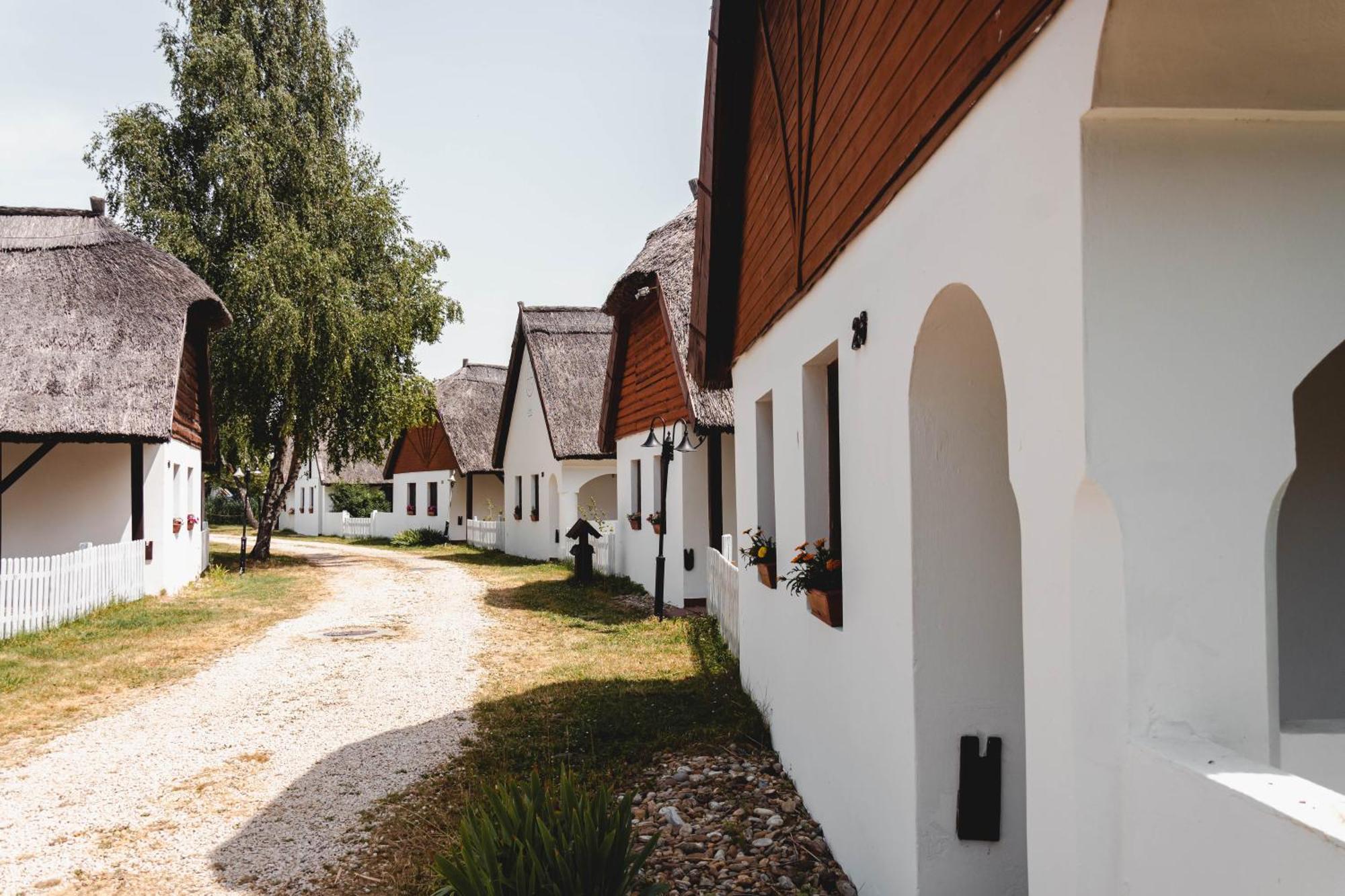 Bohem Birtok Es Csarda Hotell Zamárdi Exteriör bild
