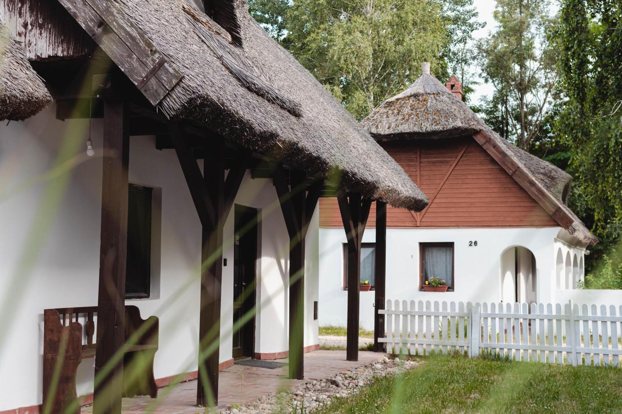 Bohem Birtok Es Csarda Hotell Zamárdi Exteriör bild