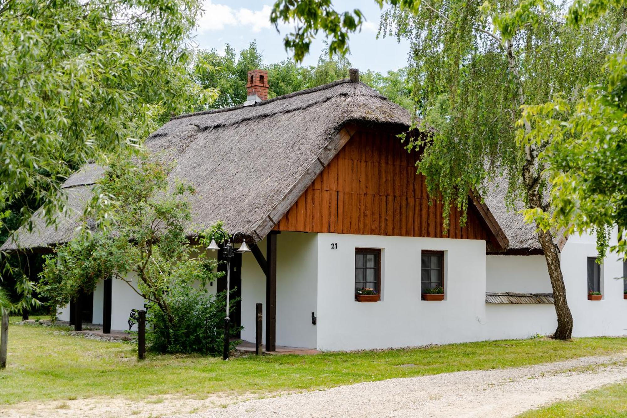 Bohem Birtok Es Csarda Hotell Zamárdi Exteriör bild