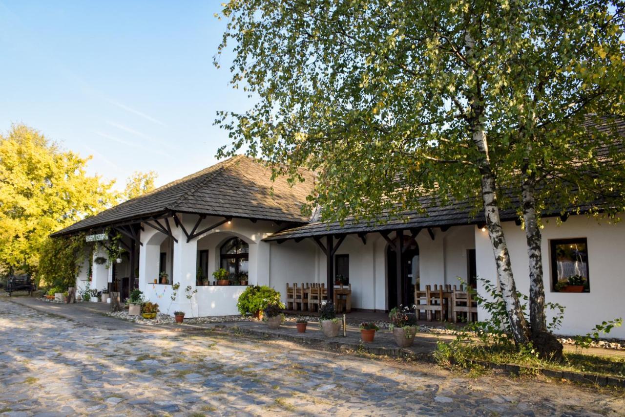 Bohem Birtok Es Csarda Hotell Zamárdi Exteriör bild